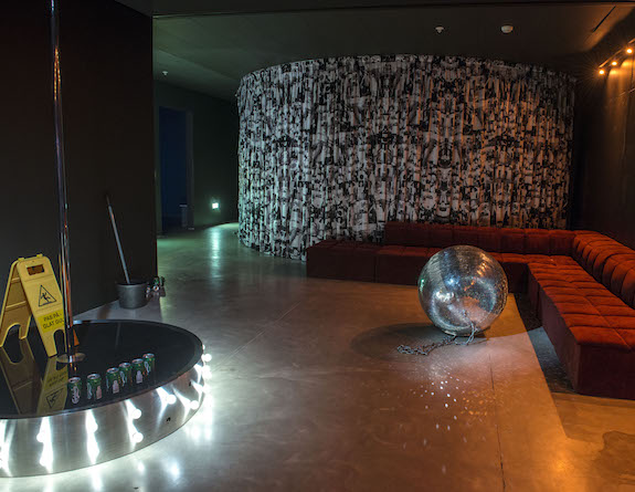 'Too Late' af Elmgreen og Dragset i 'De 9 Rum'
