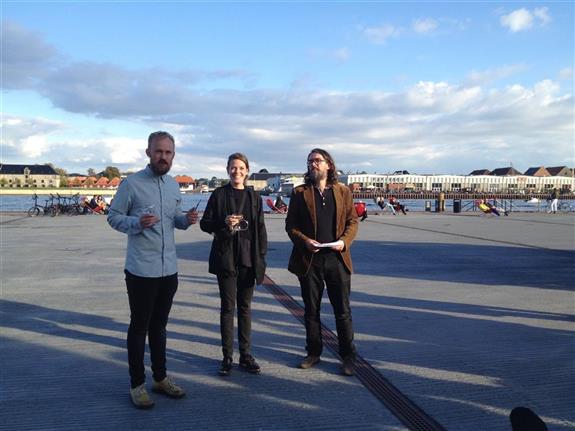 De tre kunstnere holder tale. Fra venstre: Jonas Kirkegaard, Marie Koldkjær Højlund og Morten Riis