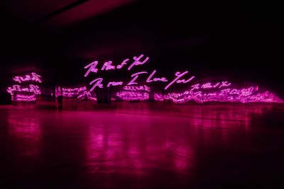 Tracey Emin "The more of you the more I love you" fra 2016. Af neonlysrør og spejle.
